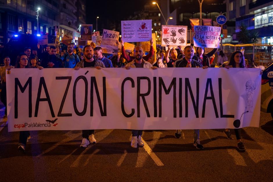 Decenas de personas con pancartas durante una concentración contra el Govern valenciano por la gestión de la DANA, ante la sede del PP, a 7 de noviembre de 2024, en Barcelona (Catalunya). La catástrofe de las inundaciones que han golpeado sobre todo a municipios de la provincia de Valencia acumula ya más de 200 víctimas mortales, casi 100 desaparecidos y ha dejado decenas de miles de afectados que tratan de recuperar la normalidad en sus localidades, arrasadas por el agua y el barro. El desastre estuvo acompañado desde el principio de controversia política, por la gestión del Gobierno de España y de la Generalitat Valenciana. Una vez cumplida una semana de la tragedia, algunos sectores salen a la calle para señalar a un culpable: Carlos Mazón, el presidente de la Generalitat Valenciana y algunos de sus consellers.

Lorena Sopêna / Europa Press
07 NOVIEMBRE 2024;GOVERN;PROTESTA;MANIFESTACIÓN;CONCENTRACIÓN;RIADA;DANA;CATALUÑA;CARTELES;PANCARTAS;MAZÓN;
07/11/2024