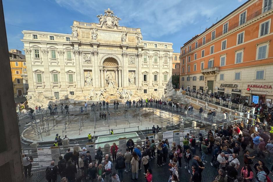 ROMA, 09/11/2024.-La Fontana de Trevi estrena este sábado una pasarela que permite observar de cerca, mientras se restaura, uno de los monumentos más emblemáticos de Roma, un experimento que permitirá evaluar la futura entrada de pago y que ha desatado la polémica entre los comerciantes de la zona. La famosa fuente, joya del barroco romano, es una meta para turistas de todo el mundo, que cada día visitan entre 10.000 y 12.000 personas al día, según fuentes del Ayuntamiento.-EFE/Daniel Cáceres