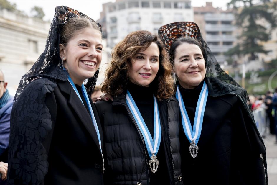 La presidenta de la Comunidad de Madrid, Isabel Díaz Ayuso, se hace una foto con dos mujeres vestidas de mantilla, durante la Misa Mayor de la Virgen de la Almudena