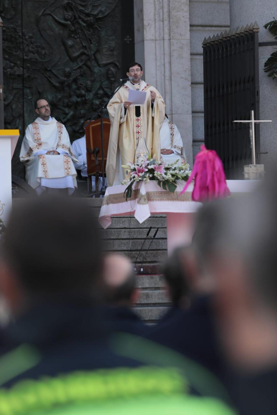 El arzobispo de Madrid José Cobo durante la celebración de la misa de la virgen de la Almudena