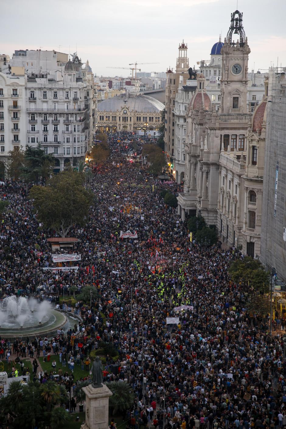 Cerca de 40 organizaciones sociales, cívicas y sindicatos de izquierda de la Comunitad Valenciana celebran una manifestación en protesta por la gestión de la DANA