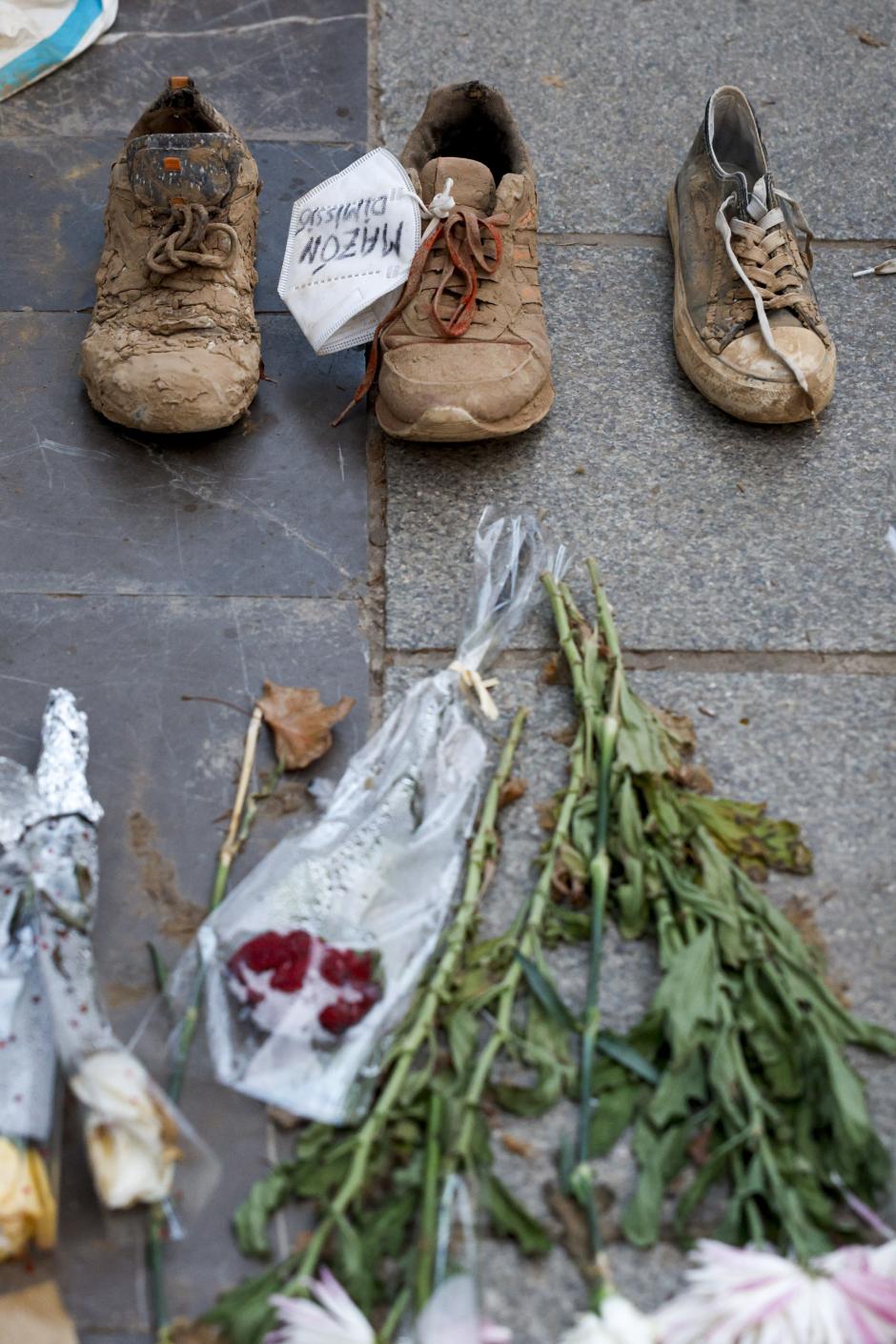 Objetos depositados durante la manifestación en la que cerca de 40 organizaciones sociales, cívicas y sindicatos de izquierda de la Comunidad Valenciana protestan por la gestión de la DANA