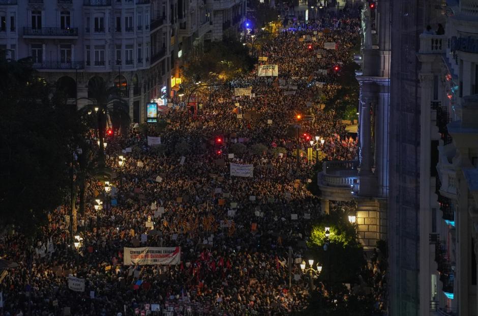 Vista aérea de la marcha multitudinaria contra la gestión de la DANA, este sábado, en Valencia