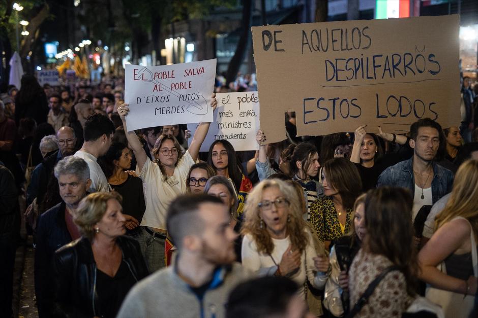 Varias personas con carteles durante la manifestación en Valencia por la DANA