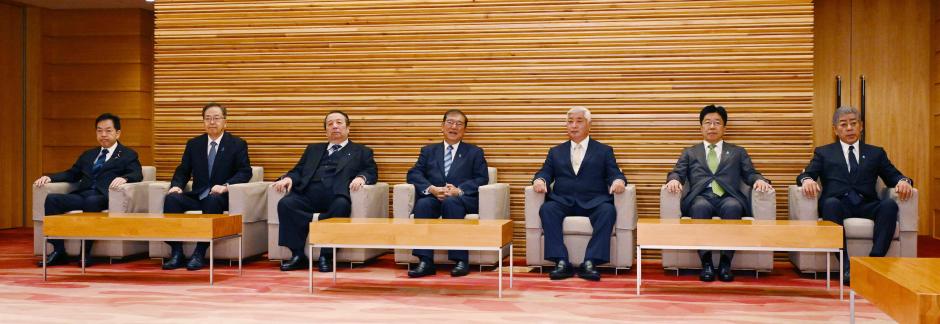 El primer ministro japonés, Shigeru Ishiba (centro), asiste a una reunión extraordinaria del gabinete