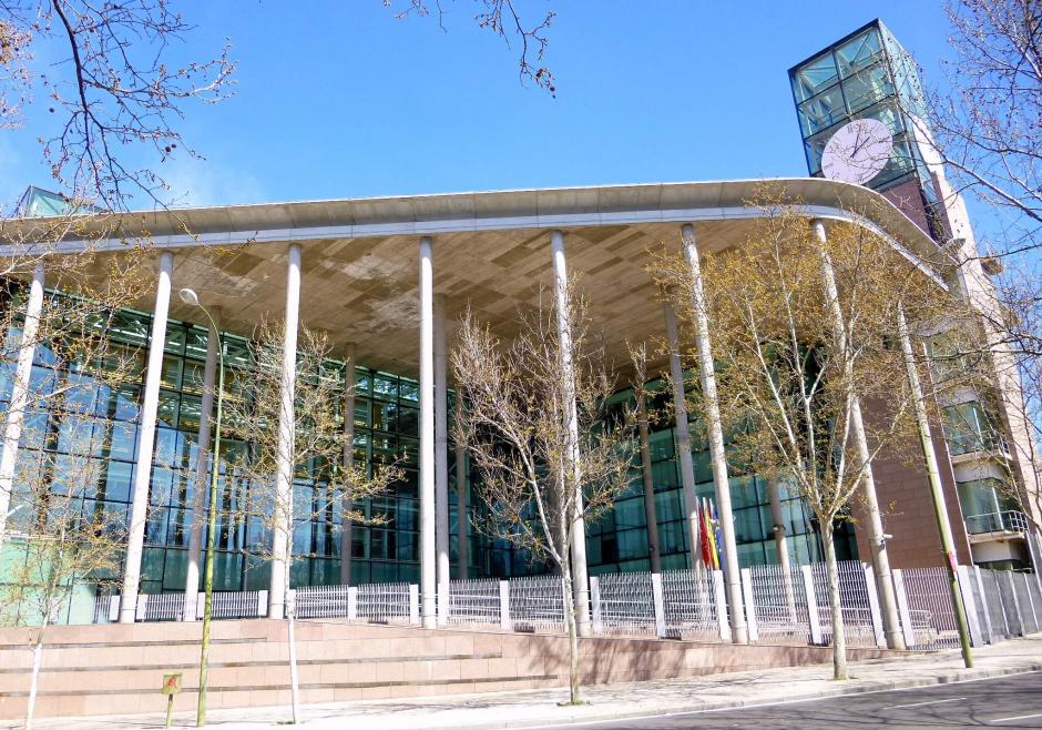 Fachada principal de la Asamblea de Madrid