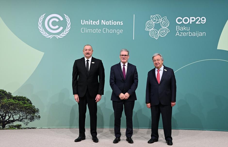 El presidente de Azerbayán, Ilham Aliyev, el primer ministro británico, Kier Starmer y el secretario de la ONU, Antonio Guterres en la COP29