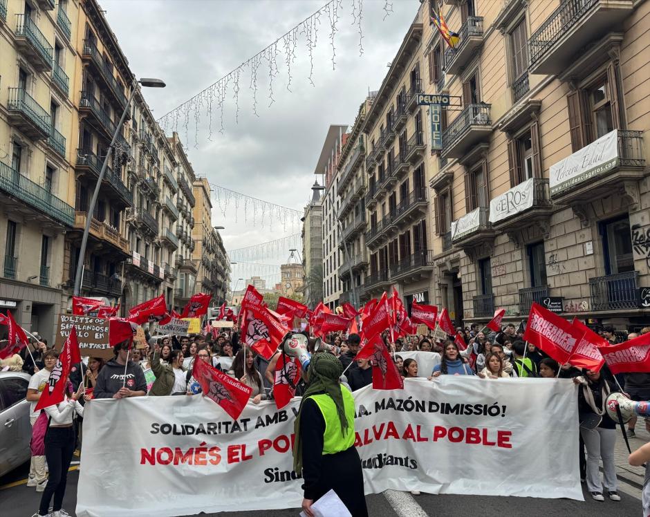 Unos 800 estudiantes se manifiestan en el centro de Barcelona para pedir la dimisión del presidente de la Generalitat valenciana, Carlos Mazón