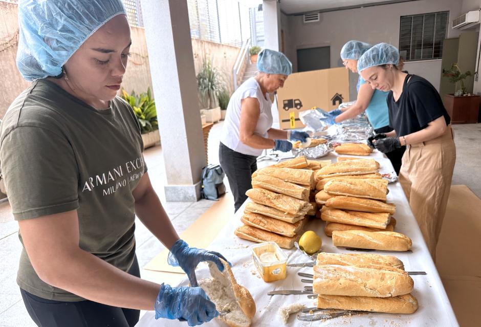 Unas voluntarias preparan bocadillos para repartir entre los damnificados