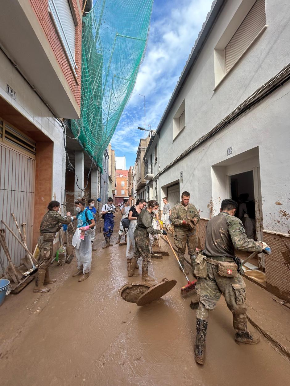 Los militares trabajan codo con codo con afectados y voluntarios en un escenario de gran destrucción