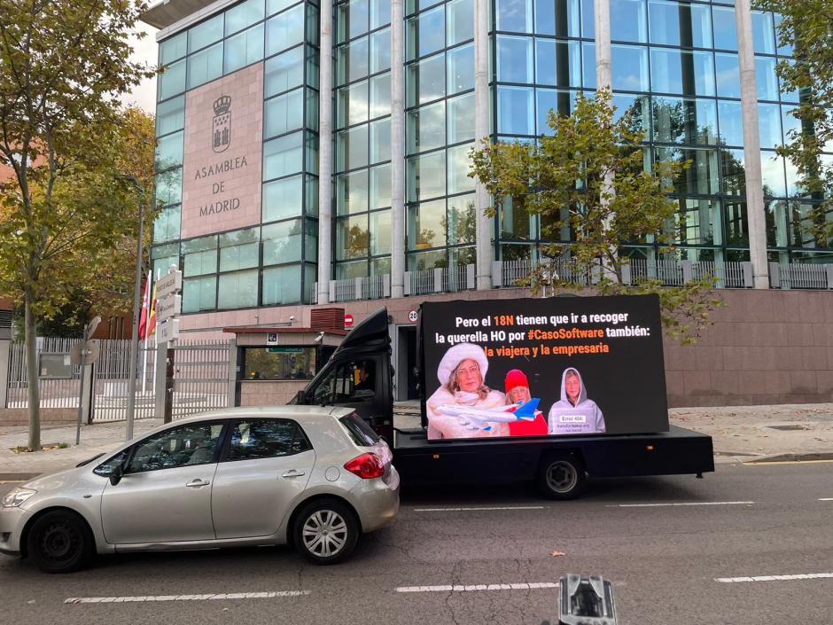 Camión desplegado por HazteOir en los alrededores de la Asamblea