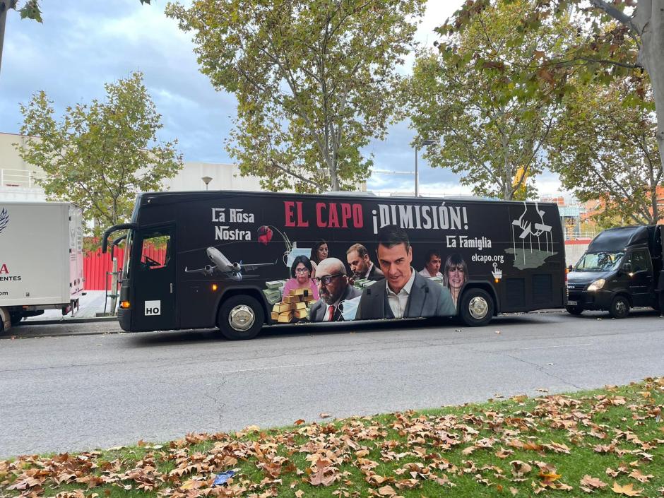 Autobús desplegado por HazteOir en los alrededores de la Asamblea