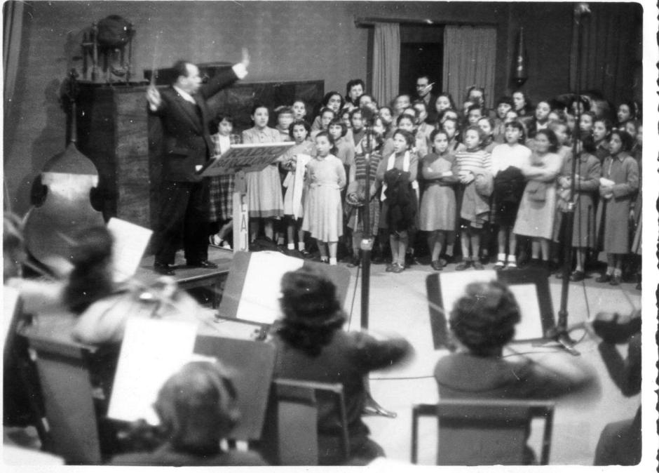 Joan Tomàs i Parés dirigiendo una emisión en directo en la Radio Barcelona (1940)