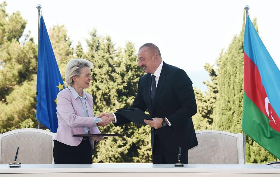 Von der Leyen y el presidente azerbaiyano tras firmar el acuerdo del gas en julio de 2022