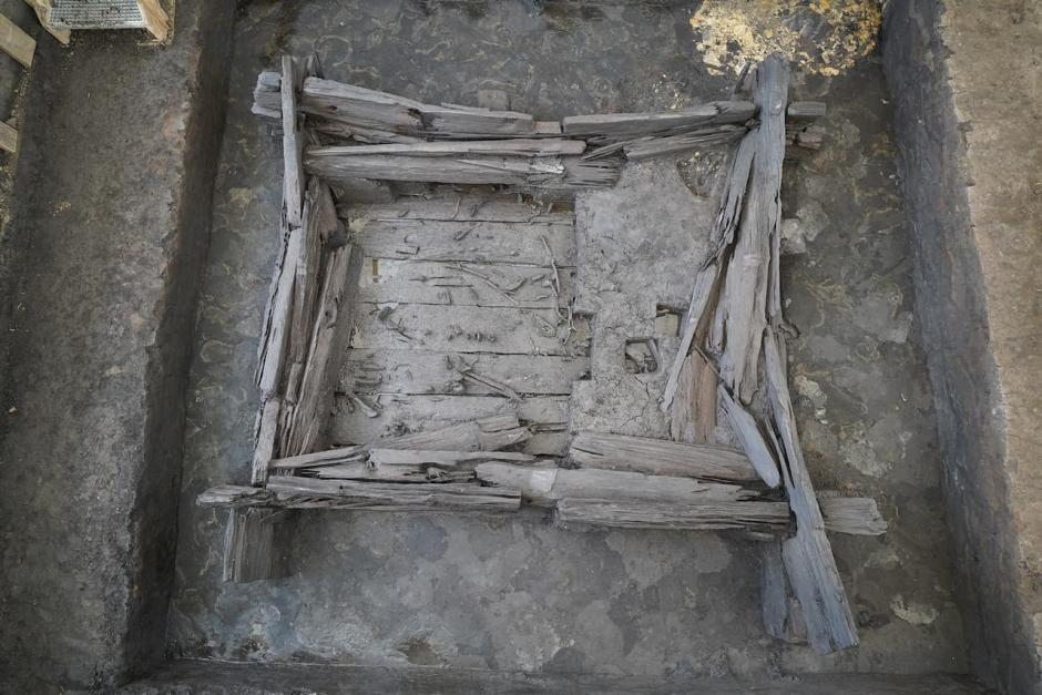 Fotografía general de la cámara funeraria excavada con las paredes y el suelo de la cámara