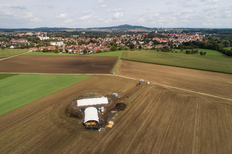 Toma de dron con la excavación en primer plano, Riedlingen en el centro y el Bussen al fondo