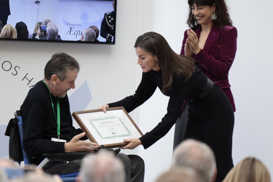 La Reina entrega el diploma a Juan Carlos Unzúe