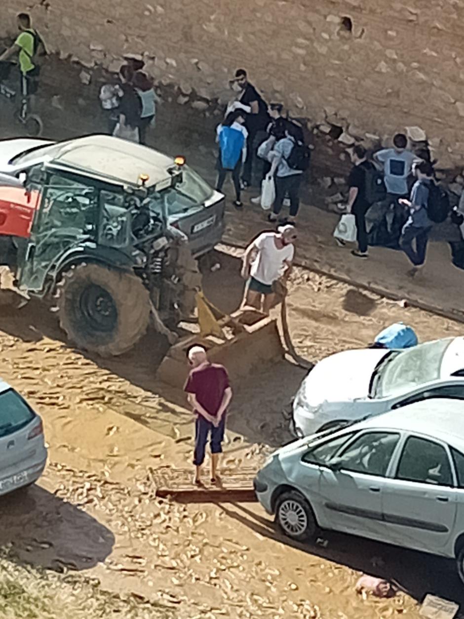 Tractor en Sedaví ayudando en las labores de limpieza tras la DANA