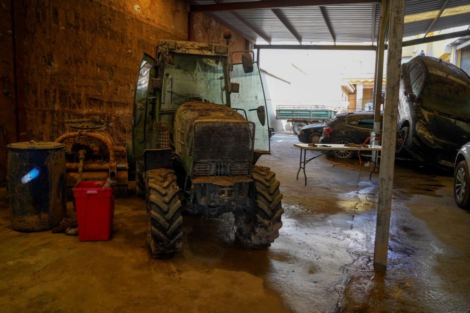 Un tractor lleno de barro, a 6 de noviembre de 2024, en Pedralba, Valencia, tras la DANA