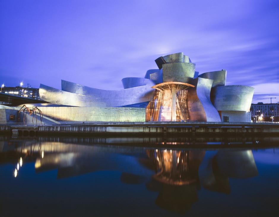 Después de Nueva York la ciudad de Bilbao es la única que acoge un museo Guggenheim en todo el mundo. Ese hecho, junto con el espectacular edificio construido por el arquitecto canadiense-americano Frank Gehry a orillas de la ría del Nervión, hacen de este museo uno de los más envidiados. En sus colecciones pueden admirarse obras de Miquel Barceló, Jean-Michel Basquiat, Eduardo Chillida, Jorge Oteiza, Pablo Palazuelo, Antoni Tàpies o Andy Warhol.