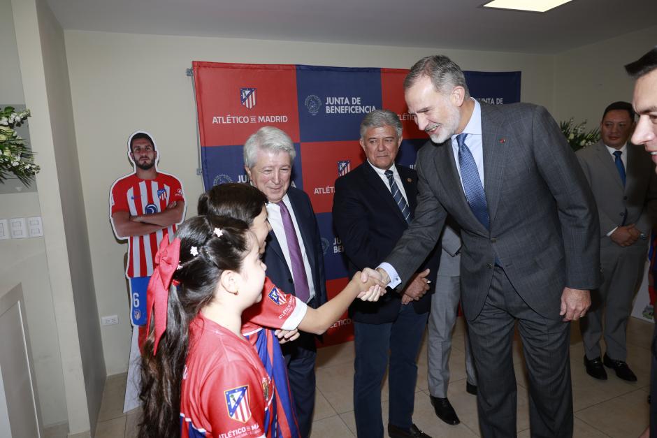 El Rey recibe el saludo de unos niños en la escuela de fútbol