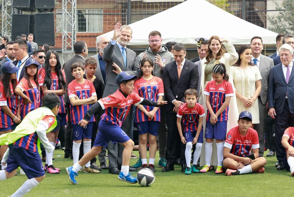 Don Felipe, durante la visita a la escuela de fútbol en el estadio La Gloria, en Cuenca (Ecuador)