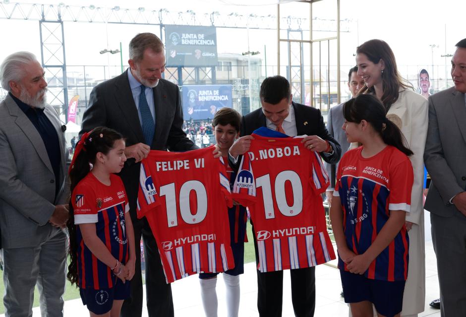 El Rey y Noboa reciben dos camisetas del Atlético de Madrid con el número 10