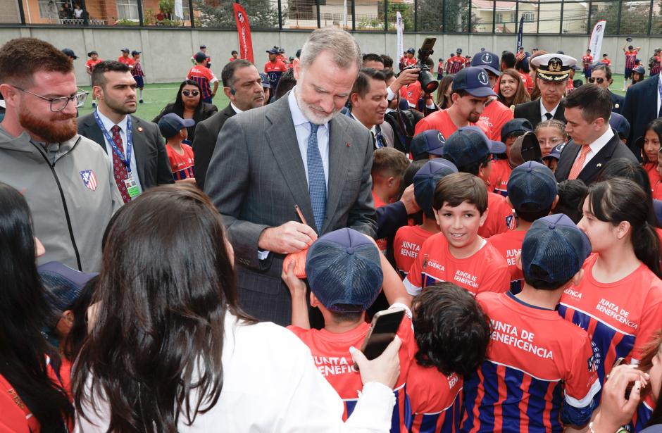 Los alumnos de la escuela de fútbol piden autógrafos al Rey