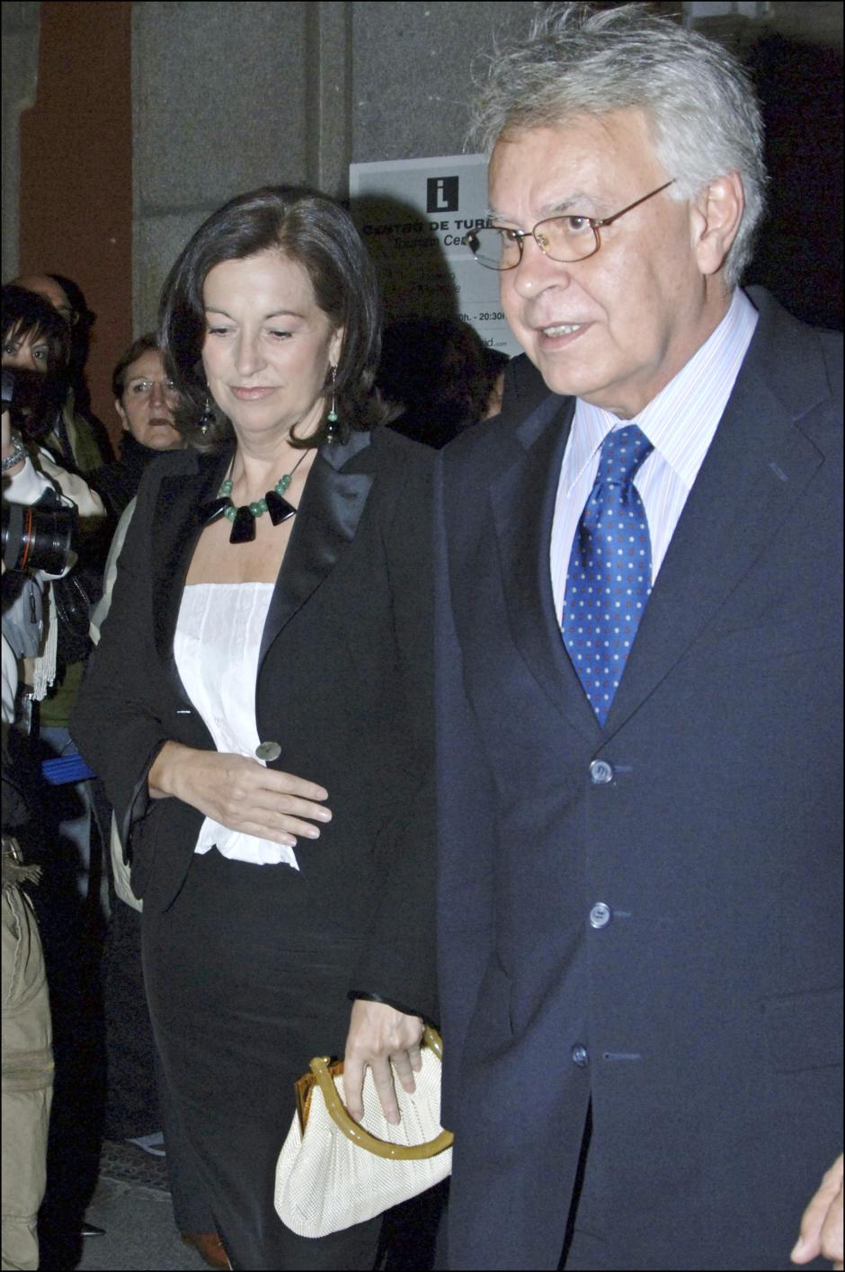 EL EX PRESIDENTE DE ESPA¿A FELIPE GONZALEZ Y SU MUJER CARMEN ROMERO EN LA BODA DE QUIQUE SARASOLA Y CARLOS MARRERO
AD / JP / ©KORPA
25/10/2006
MADRID *** Local Caption *** WEEDING TO Quique Sarasola AND Carlos Marrero
PICTURED FELIPE GONZALEZ AND CARMEN ROMERO