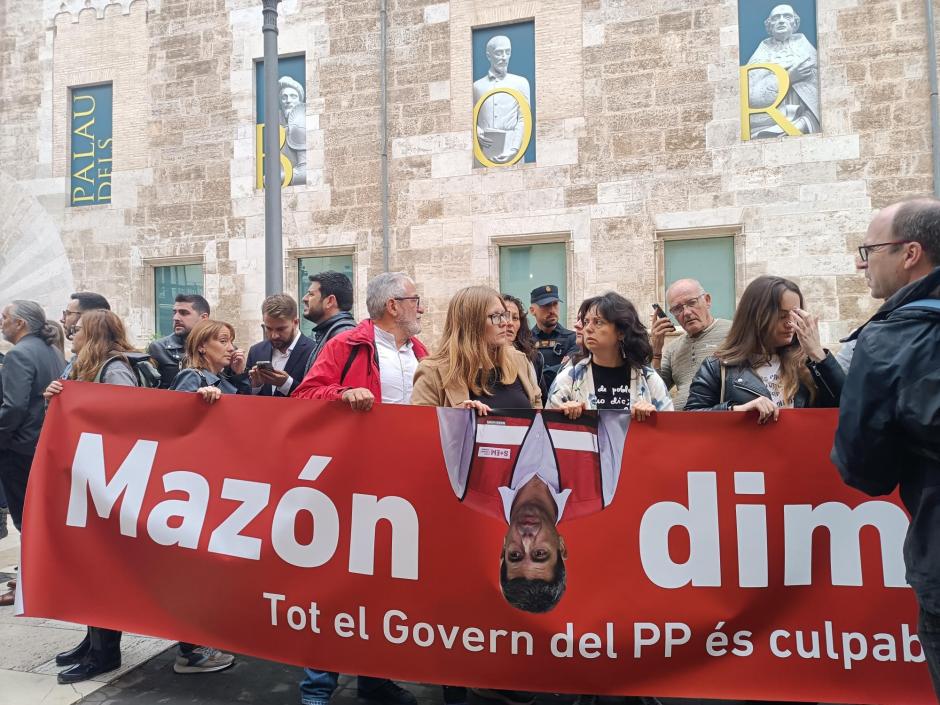 Manifestantes contra Mazón