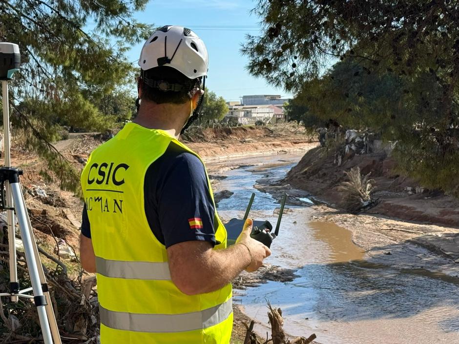 Un investigador del CSIC en el barranco del Poyo