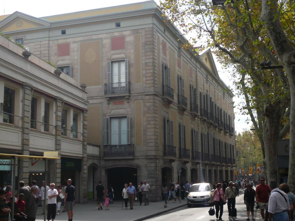 Vista del palacio desde la Rambla