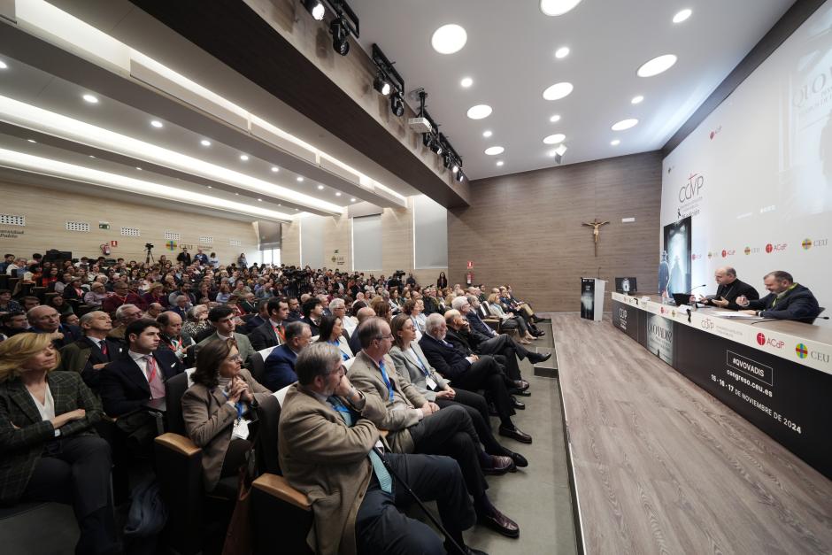 El Aula Magna se quedó pequeña para escuchar a monseñor Munilla