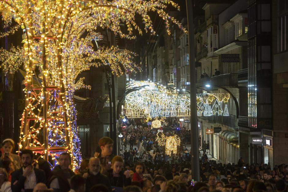 La calle Elduayen, que conecta con la Puerta del Sol, se ha sumado a las que tienen adornos gigantes en el centro de la ciudad, Policarpo Sanz y García Barbón.