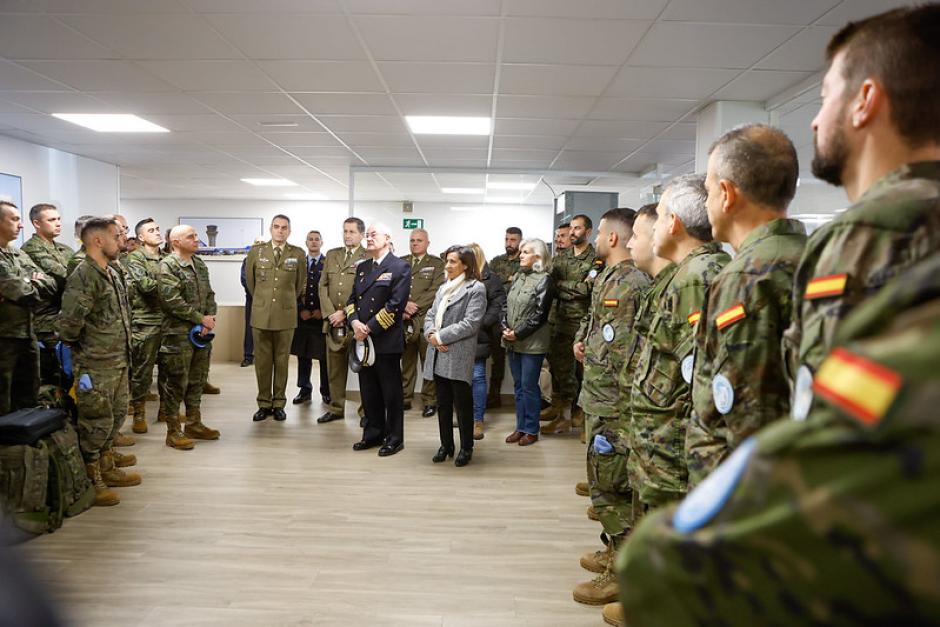 Robles se dirige al contingente junto al jefe de Estado Mayor de la Defensa, almirante general Teodoro López Calderón, y el jefe de Estado Mayor del Ejército de Tierra, general de Ejército Amador Enseñat.