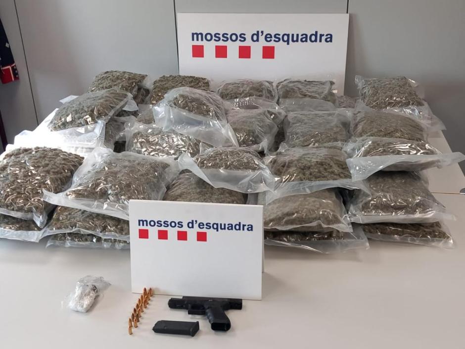 La droga y la pistola halladas por los Mossos