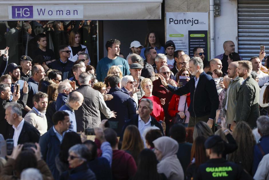 El Rey saluda a los vecinos en Chiva