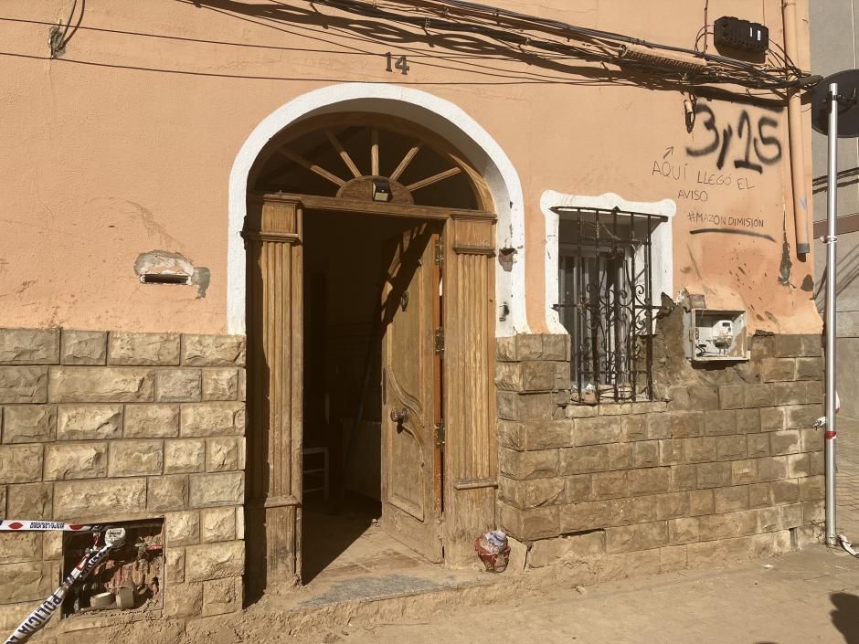 La casa de Diana y Sergio, ante el barranco del Poyo, que han visitado lor Reyes