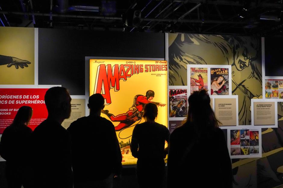 Visitantes en la muestra de Marvel