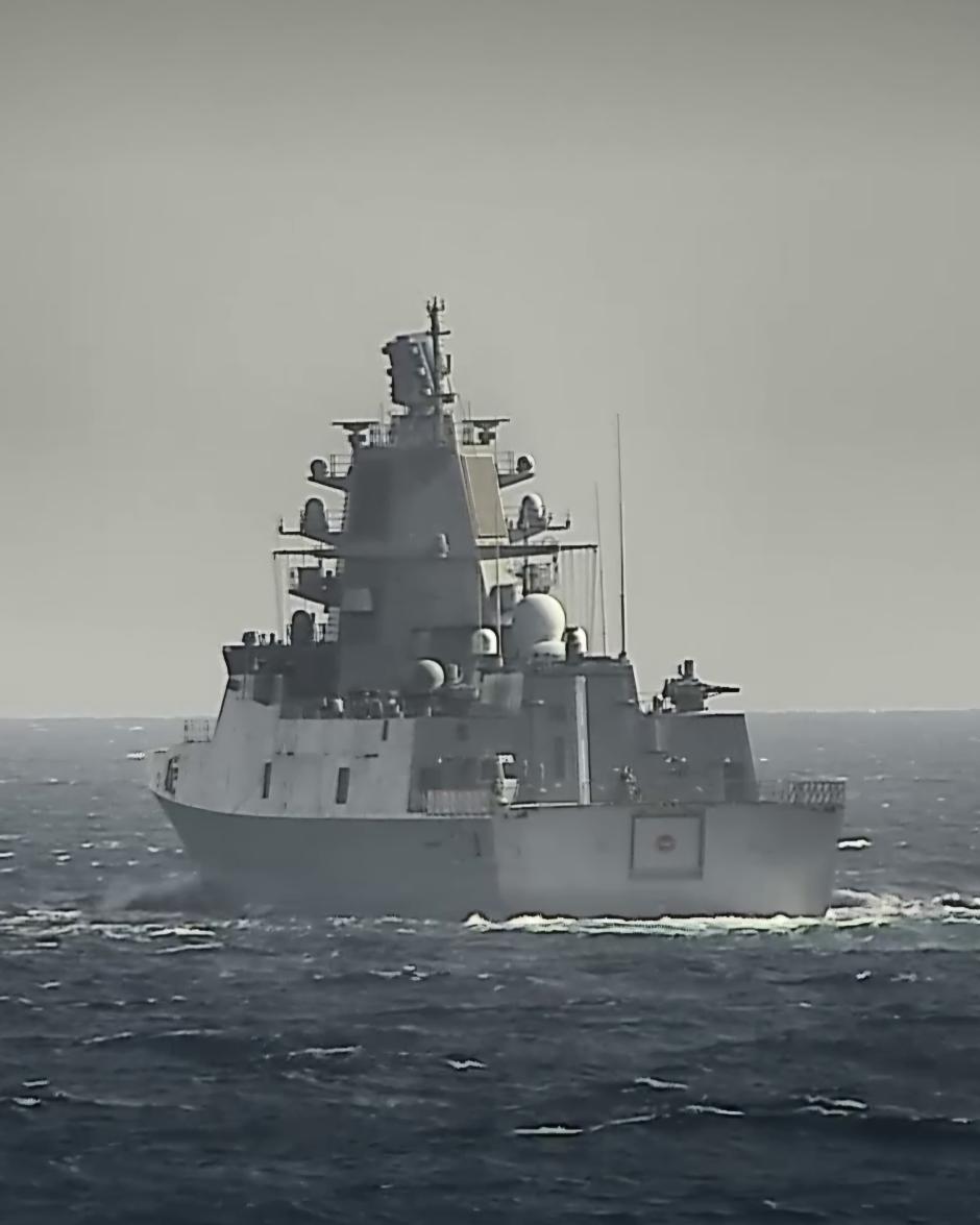 Uno de los buques rusos detectado por la Armada española