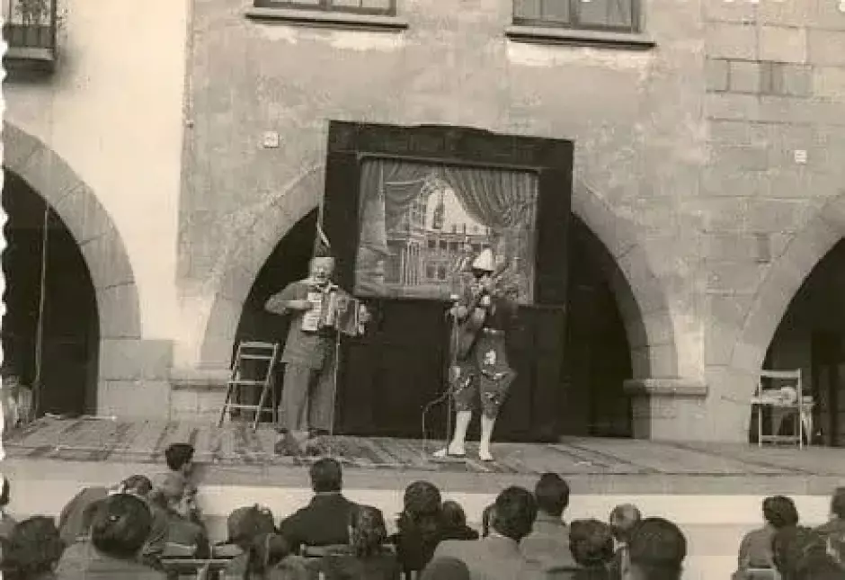 Una fiesta en el Pueblo Español, en una imagen histórica