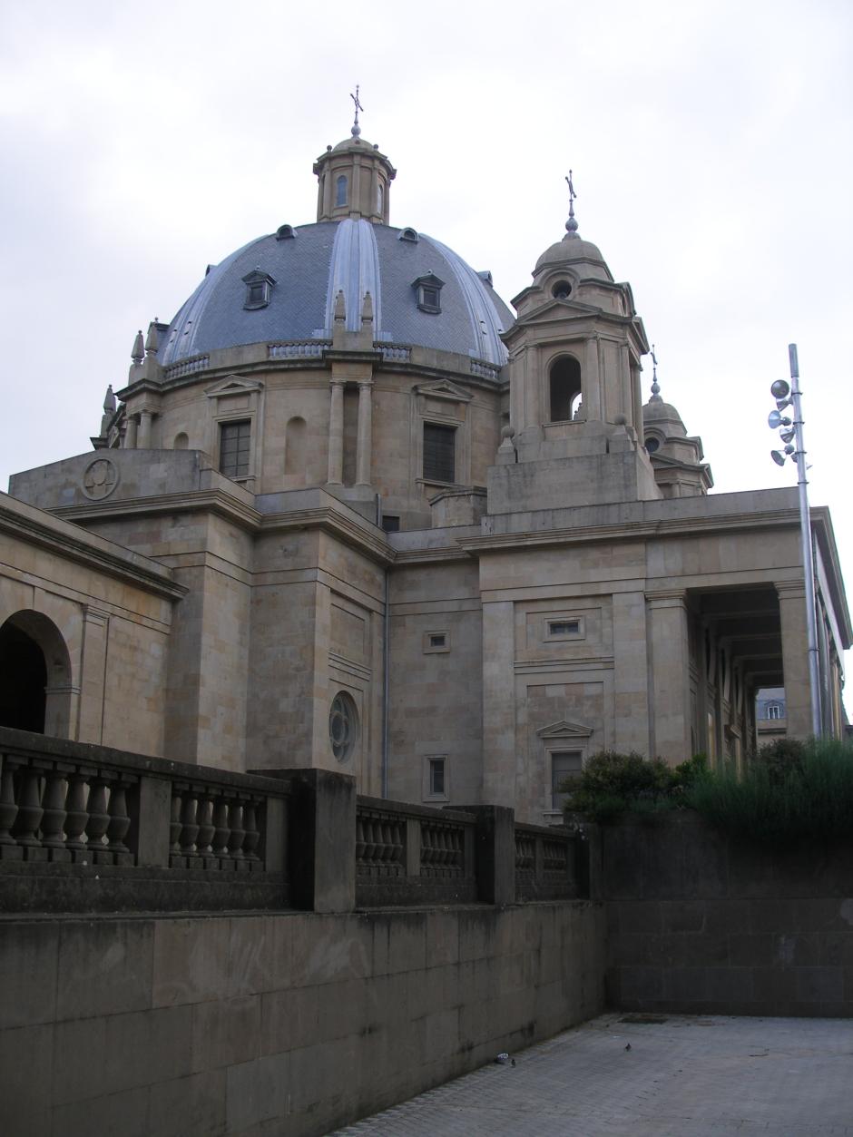 Lateral del Monumento a los Caídos de Pamplona