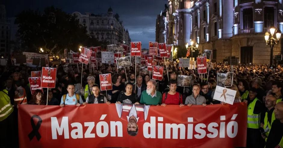 Manifestación contra mazón, en la plaza del Ayuntamiento de Valencia