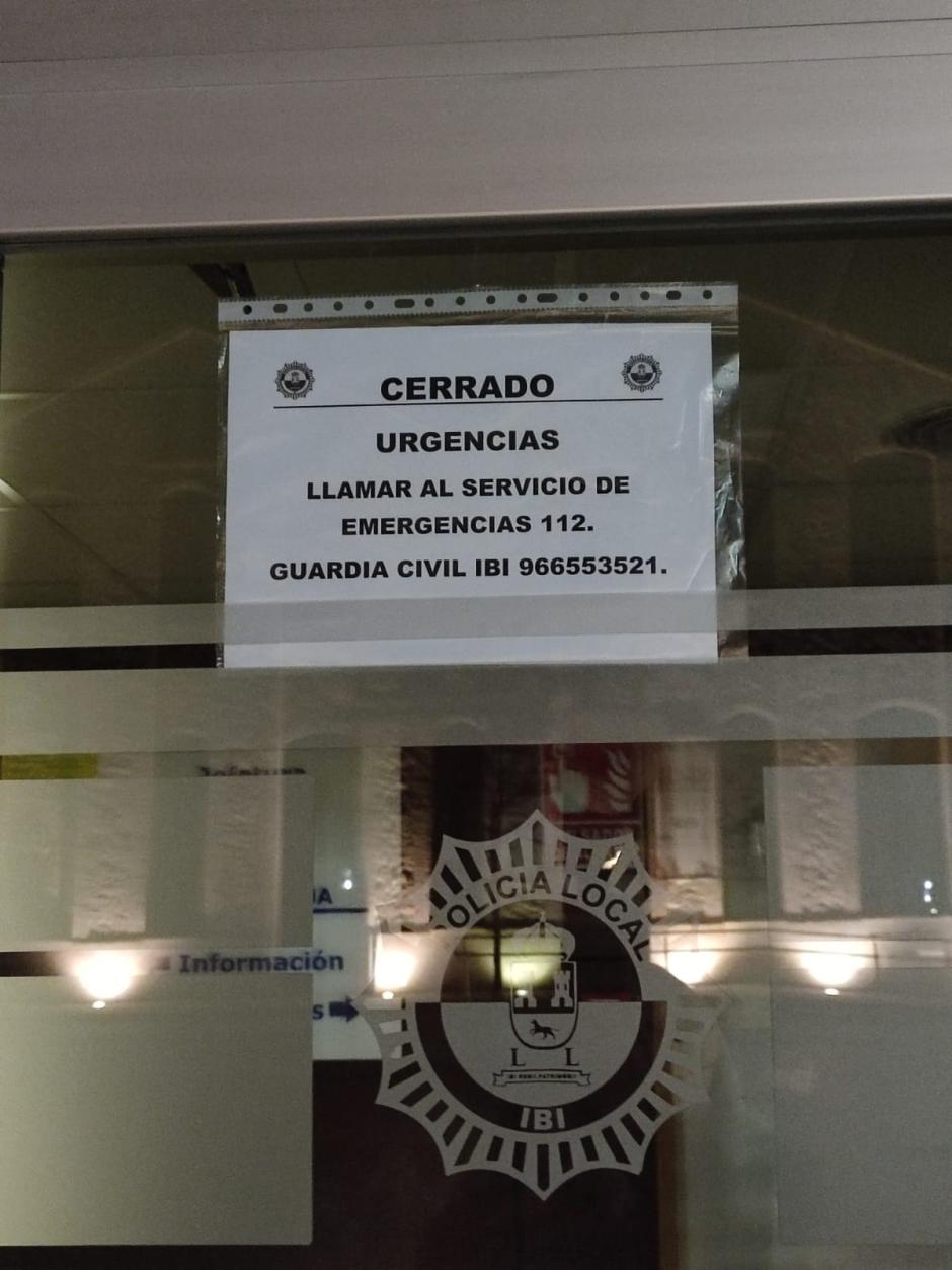 Cartel en el retén de la Policía Local de Ibi