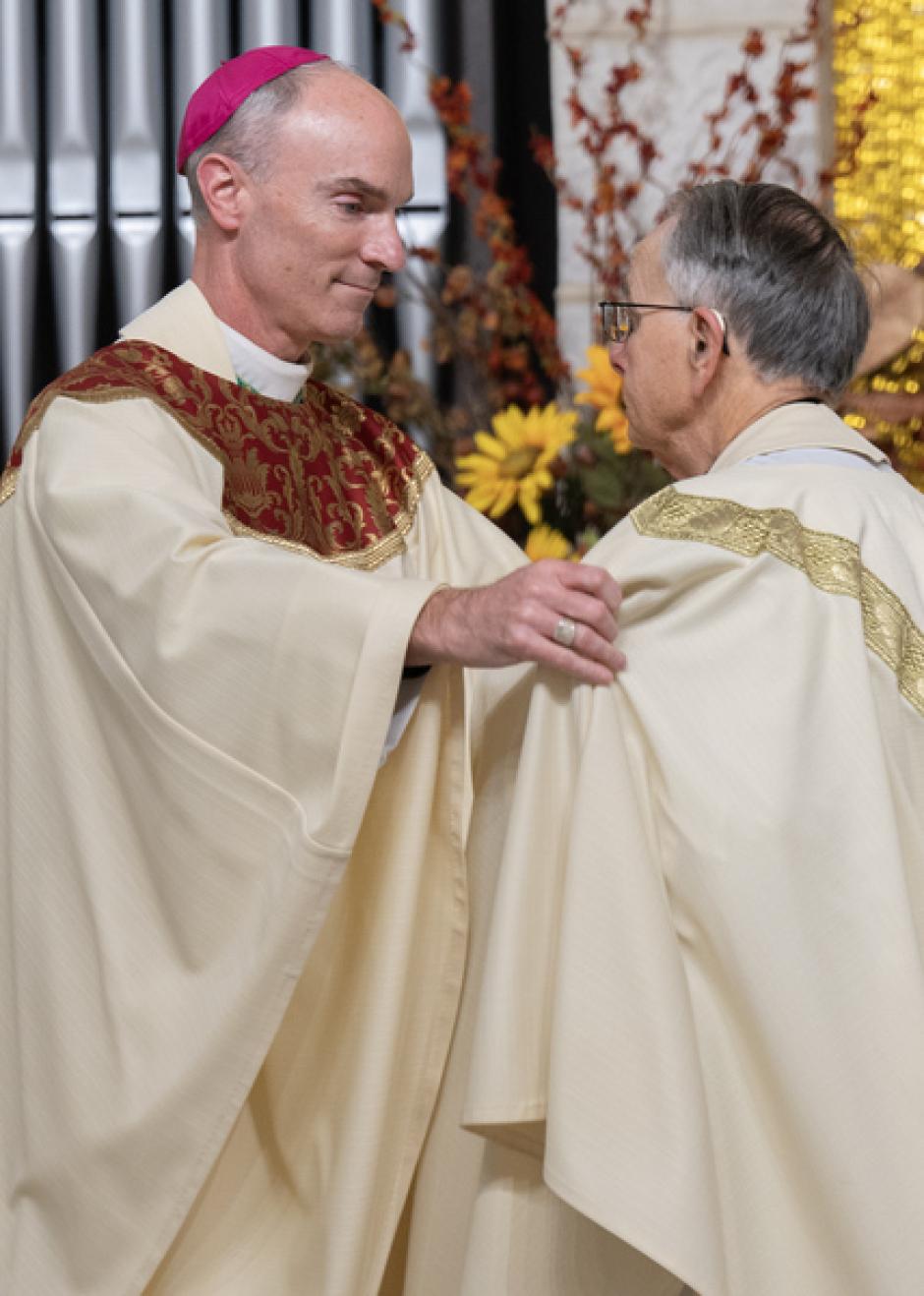 Monseñor Adam J. Parker reviste como sacerdote al padre Francis Gollery en la misa del pasado lunes