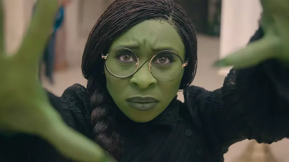 Cynthia Erivo interpreta a Elphaba en Wicked