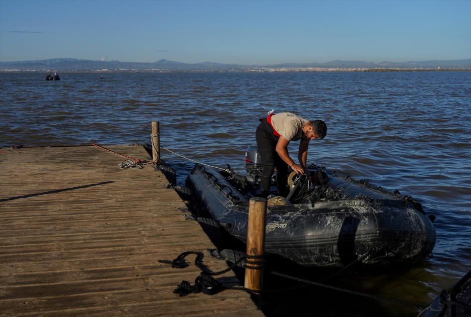 Agentes de la Armada buscan a los desaparecidos en La Albufera, en el día 13 tras el paso de la DANA por Valencia