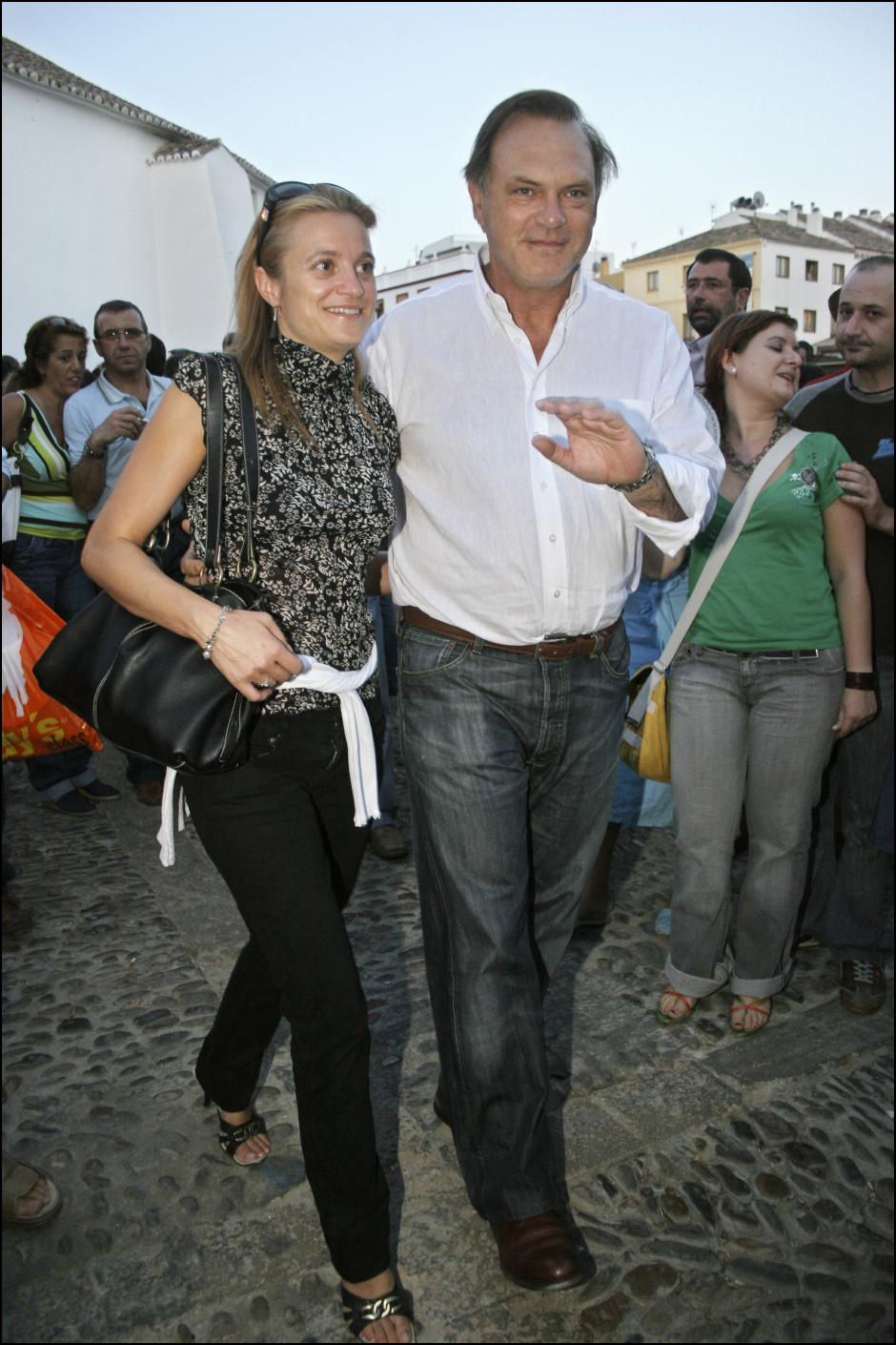 PEDRO PIQUERAS Y SU MUJER EN RONDA CON MOTIVO DE LA 51 EDICION DE LA CORRIDA GOYESCA DE RONDA PERTENECIENTE A LA FERIA DE PEDRO ROMERO 2007
CARMEN TRABADO / © KORPA
08/09/2007
RONDA *** Local Caption *** BULLIGTHING GOYESCA 2007 IN RONDA
PICTURED : PEDRO PIQUERAS AND WIFE