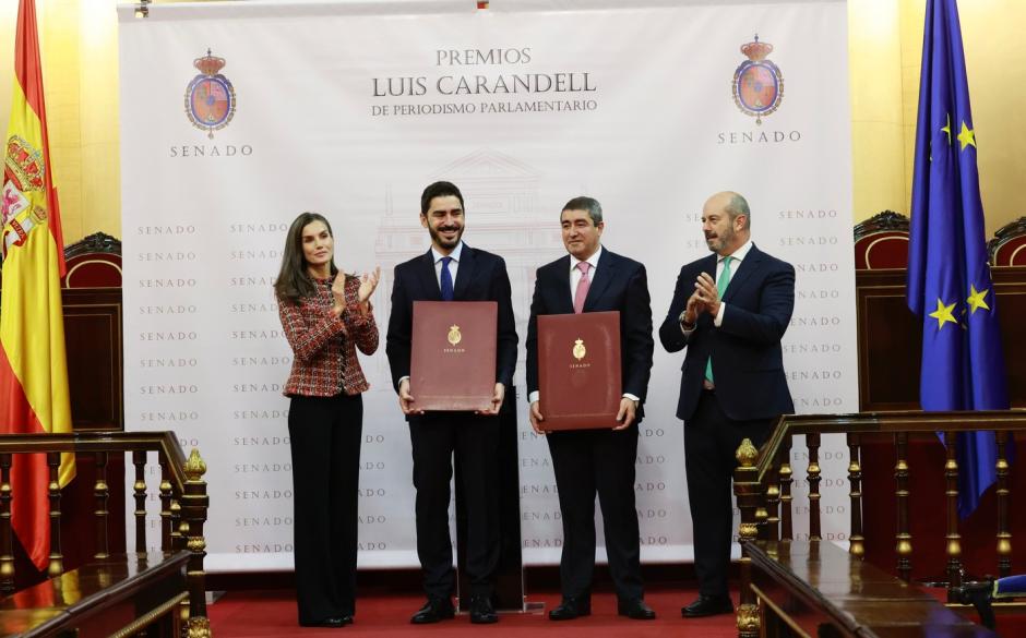 Doña Letizia entrega los premios Luis Carandell en el Senado con Pedro Rollán a los periodistas Juanma Lamet y Pablo Rodríguez Lago