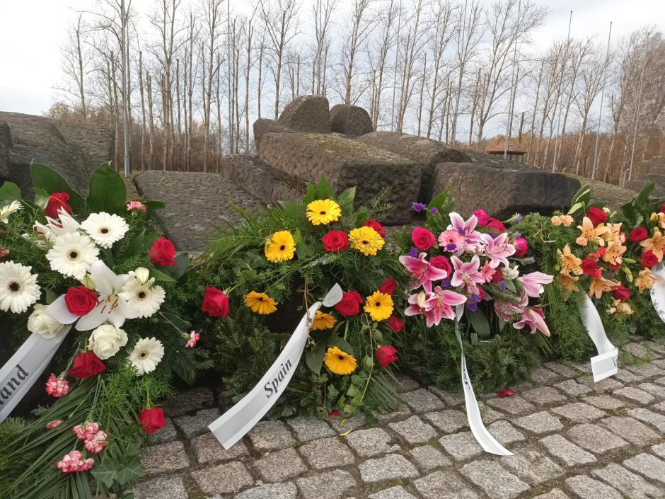 Ofrenda floral puesta en el Memorial de las víctimas del Holocausto en el campo de concentración de Auschwitz II